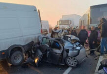 В Турции из-за тумана и льда столкнулись 30 машин. Есть погибший и много раненых