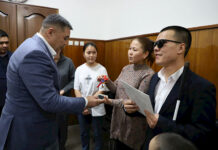 Камчыбек Ташиев муктаж үй-бүлөгө 2 бөлмөлүү батирдин ачкычын тапшырды