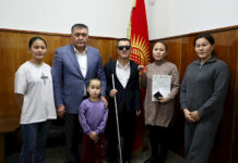 Камчыбек Ташиев вручил ключи от 2-комнатной квартиры нуждающейся семье