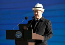 Президент Садыр Жапаров алгачкы ипотекалык батирлердин ачкычтарын тапшырды