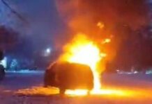 В Сокулуке сгорел автомобиль, очевидцы смогли вытащить человека