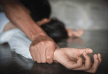 Женщина сообщила в милицию, что ее муж с другом изнасиловал незнакомую девушку