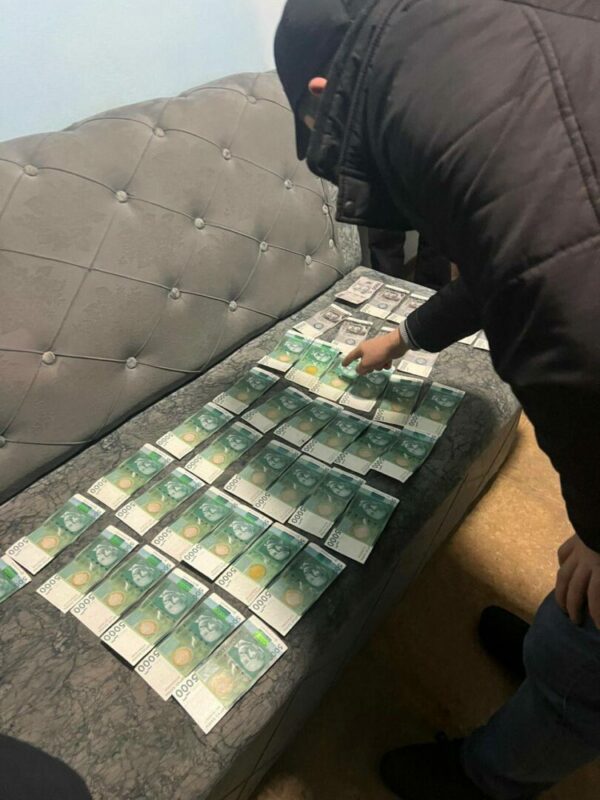 Bez nazvaniya 11 Адвокат предлагал следователю взятку в размере $2 000