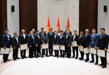 В администрации президента наградили молодых спортсменов