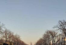 Смертельный автонаезд в Бишкеке. КамАЗ сбил девушку с ребенком в коляске