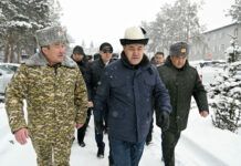 Садыр Жапаров посетил обновленную войсковую часть имени Байсары уулу Кыдыр аке в Караколе