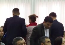 В городе Ош руководителя ЦСМ сотрудники ГКНБ забрали на беседу прямо с заседания