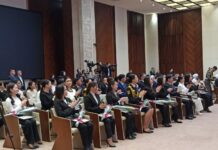 Президент Кыргызстана вручил 90 студентам президентскую стипендию