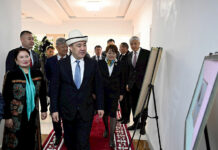 Садыр Жапаров посетил Национальную академию наук после капитальной реконструкции