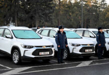 Адылбек Касымалиев вручил ключи от автомашин сотрудникам Судебного департамента
