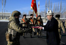 Садыр Жапаров вручил боевые знамена воинским частям