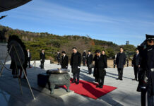 Садыр Жапаров Сеулдагы Улуттук мемориалга гүлчамбар койду