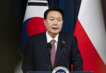 Суд выдал ордер на арест отстраненного президента Южной Кореи