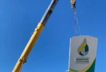 В Кыргызстане продолжается демонтаж незаконных строений вдоль дорог