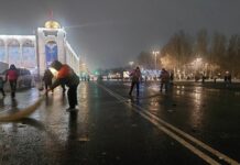 В новогоднюю ночь с площади Ала-Тоо вывезли рекордно меньшее количество мусора