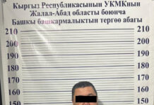 УКМК райондук салык кызматынын башчысын пара алып жаткан жеринен кармады
