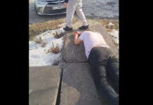 Башкы прокуратуранын алдында бир адам өзүнө өрт койду