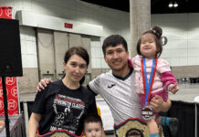 Супружеская пара из Кыргызстана завоевала чемпионские пояса по мас-рестлингу в США