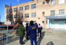 В Таласе сильный ветер сорвал крышу школы