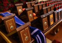 Садыр Жапаров наградил ряд предпринимателей медалями и званиями