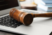 Интернетте адамды мазактагандарга айып салынат. Мыйзамга президент кол койду