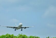 В Калифорнии самолет рухнул на здание спустя минуту после взлета: двое погибли