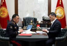 Садыр Жапаров обсудил с главой МВД текущую оперативную обстановку в стране