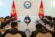 Нурланбек Шакиев парламенттин аппараты менен жыйын өткөрдү