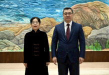 Садыр Жапаров принял посла Китая в Кыргызстане Лю Цзянпин