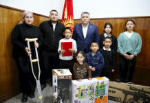 Камчыбек Ташиев дагы бир көп балалуу үй-бүлөгө батир берди