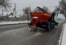 Снегопад в Бишкеке. На уборку вышли 44 спецтехники