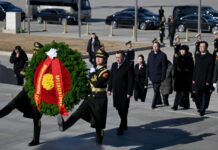 Садыр Жапаров возложил венок к Памятнику народных героев в Пекине