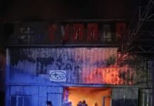 Крупный пожар в районе рынка «Кудайберген» тушат 12 расчетов