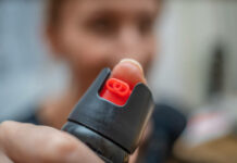 Школьник в Бишкеке принес в школу перцовый баллончик, двое детей госпитализированы