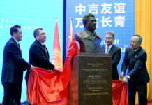 Пекин тил жана маданият университетинде Чыңгыз Айтматовдун бюсту салтанаттуу ачылды