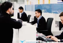 Сотрудников аэропортов Кыргызстана оснастили нагрудными камерами