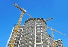 В Бишкеке после падения со строящегося здания скончался 53-летний мужчина