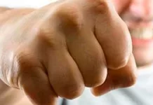 Бишкекте автобус айдоочусу менен муниципалдык кызматкер мушташа кетти (видео)