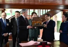 Адылбек Касымалиев посетил дом первого президента Вьетнама Хо Ши Мина