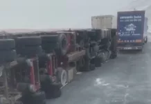 Штормовой ветер опрокинул фуры на перевале Торугарт — видео