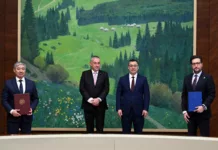 Садыр Жапаров провел встречу с комиссаром Евросоюза Йозефом Сикела