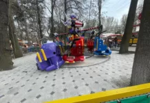 В парке Панфилова рухнул аттракцион с детьми