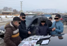 В Таласе за взятку задержали дорожных инспекторов