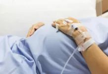 Во время кесарева сечения медики оставили часть перчатки в утробе бишкекчанки