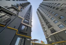 В Бишкеке с участием президента прошла выдача квартир ГИК вблизи «Ынтымак Ордо»