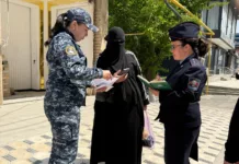 Сотрудницы милиции объяснили жительницам Оша, что ношение никаба в общественных местах запрещено
