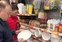 В Караколе провели рейд против пластика – продавцам выписали 500 уведомлений