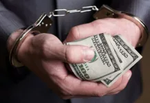 В Бишкеке мужчина пытался дать взятку следователю. Его заключили в СИЗО на 2 месяца