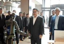 IT-хабдын ачылышында президентти БилимБот роботу мамлекеттик тилде саламдашып тосуп алды