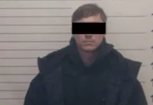 Панфилов парктагы кыздын кулашы. Аттракциондун оператору кармалды